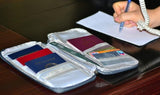 Паспорт и притежател на документи в избор на цвят