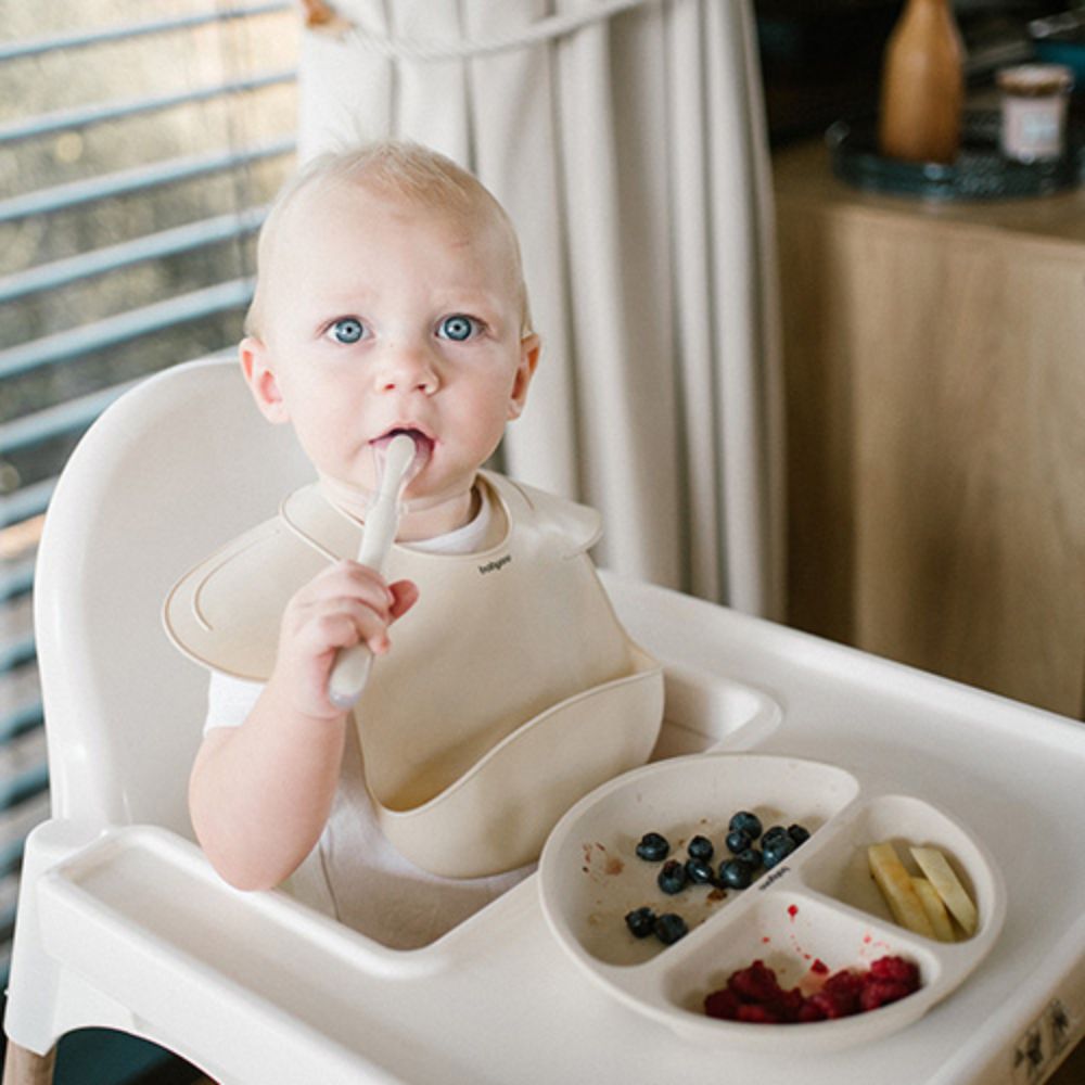 BabyOno Silikonski okrugli tanjur s odjeljcima i vakuumom 6 m+, bež
