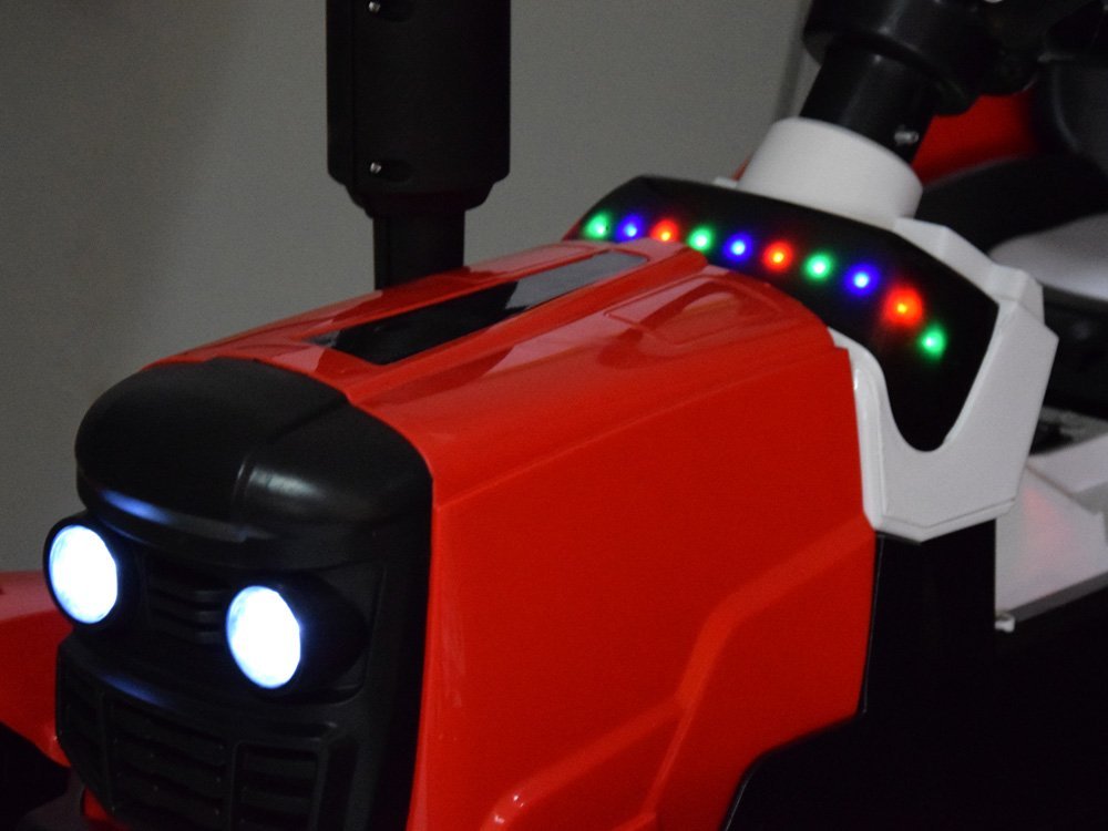 Crveni traktor s prikolicom AKU