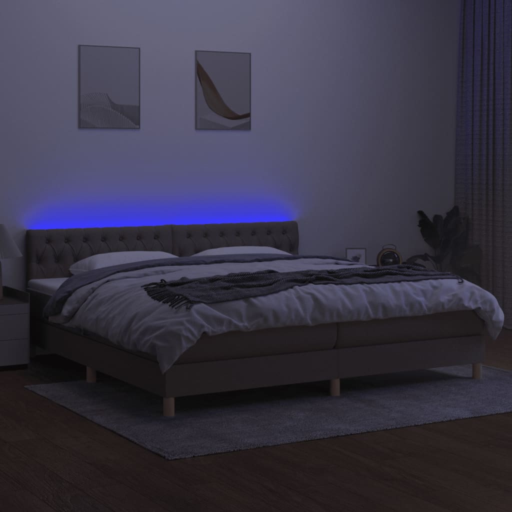Krevet box spring s madracem LED smeđesivi 200x200 cm tkanina