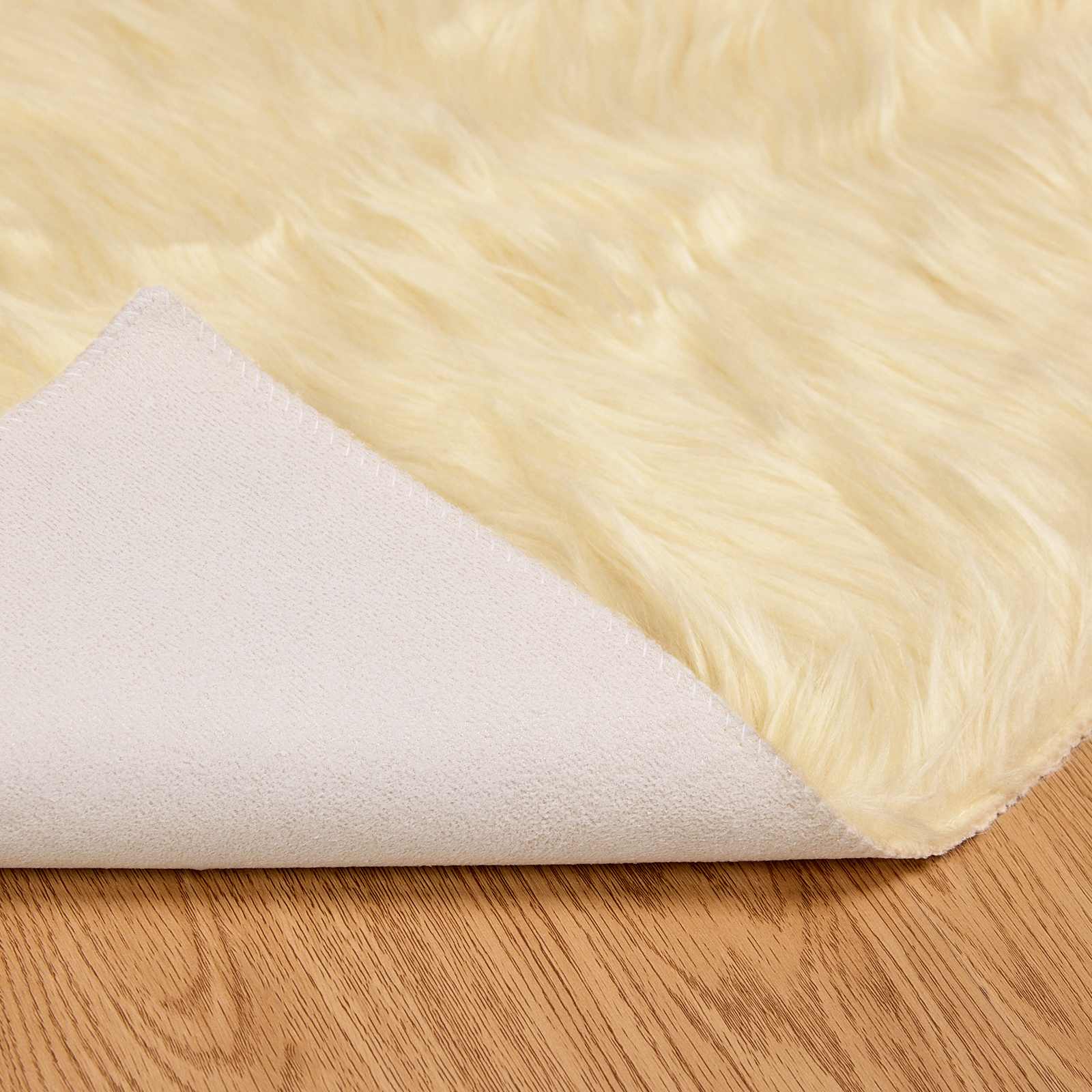 Tepih od umjetne ovčje kože TAFALLA Krem 140 x 200 cm Poliester