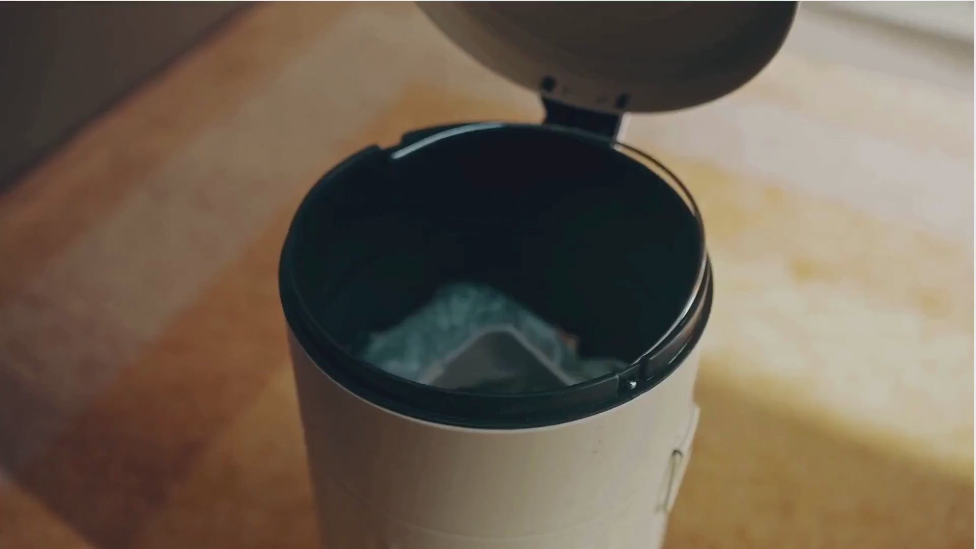 Učitaj video: Reencle Prime - električni  kućni komposter (boja Star White)